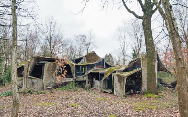 Belikal mimar ormann ortasnda yalnzca talardan inanlmaz bir ev ina etti...