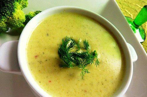 Brokoli orbas<br>    Besin olarak en yararl sebzelerden biri olan brokolinin faydalar;  Brokoli ierdii maddeler asndan insan sal zerinde ok faydaldr. Vitamin deerleri asndan; A, E ve C vitaminlerini iermektedir. erdii flavonoidler bakmndan baklk sistemimizi glendiren bir zellie sahiptir.