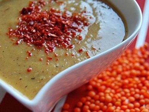 Mercimek ierdii yksek orandaki demir ve folik asit nedeniyle kanszl nler.Zengin potasyum iermesi nedeniyle yksek tansiyonu drc etkiler yapar.Mercimek ierdii maddelerle bedenin kansere yakalanma rizikosunu azaltr. Mercimek orbas itiinizde kuru baklagil tketmi olur ve posa almnz da artrm olursunuz.