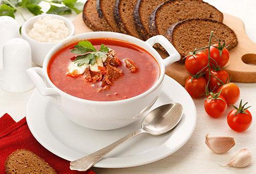 Domates orbas    <br>Domatesin enerji deeri (kalorisi) azdr. Bir orta boy domatesle en fazla 25-30 kalori alrsnz. Domates ve domates rnlerinin kilo ynetimini kolaylatrmasnn bir nedeni de budur.Domates lif zenginibir besindir. Lif bakmndan zengin beslenme; kolesterol kan ekerine destek olur.