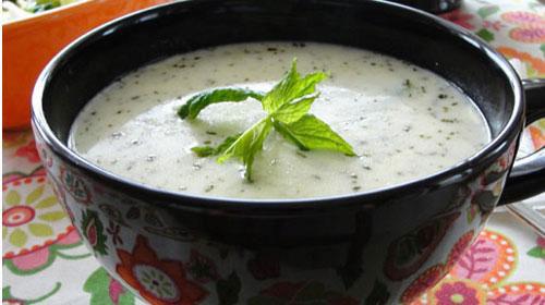 Yayla orbas<br>    erisinde bolca bulunan yourt sayesinde vitamin kayna olan Yayla orbasnn faydalarn saymakla bitmez. te bunlardan birka; Yourt yksek kolesterol ve diyabet hastalar iin olduka faydaldr. Kt kolesterol drr, iyi kolesterol ykseltir ve yalarn harcanmasn kolaylatrarak imanlamay nler. Karn blgesindeki fazla kilolardan kurtulmak isteyenler iin yourt ideal bir besindir.