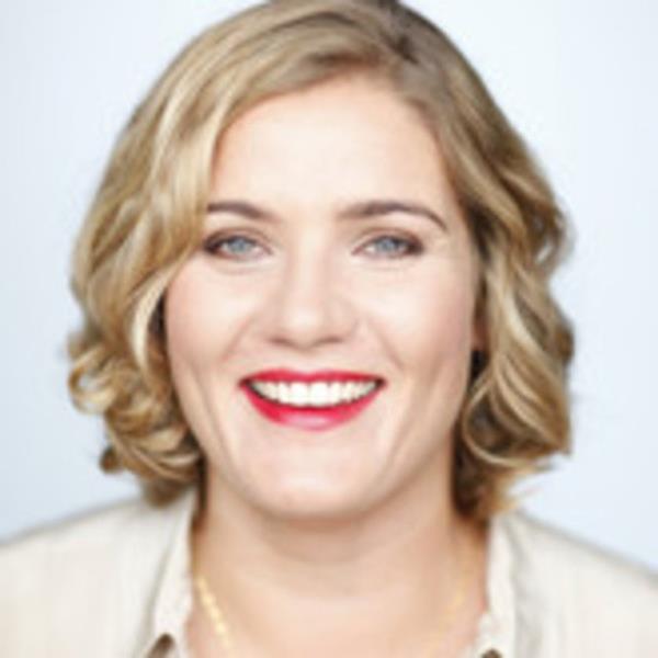 Yvonne Buer, 2010 ylnda Bauer Media'nn ounluk hissesini babasndan devrald. Firmann bnyesinde 50 TV kanal ve radyo, 600 dergi bulunuyor