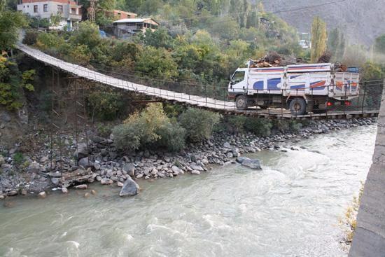 Artvin'in Yusufeli lesine bal Irmakyan ky sakinleri, tek ulam noktas olan oruh Nehri zerindeki 85 metrelik asma kprden lm gze alarak 10 ton arlndaki odun ykl kamyonlarla geiyor.