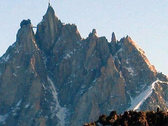 Kk ama yle bir yerde ki aaya bakabilene akolsun. Bu kpr Fransa'daki Mont Blanc Da'nn en u noktasnda, 3842 metre ykseklikte, iki tepeyi birbirne balyor. Olduka ksa bir mesafe ama altta inanlmaz bir uurum yer alyor.