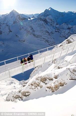 svire Alpleri'nde yalnzca yayalar iin alan bu kpr, deniz seviyesinden tam 3 bin metre yksekte.