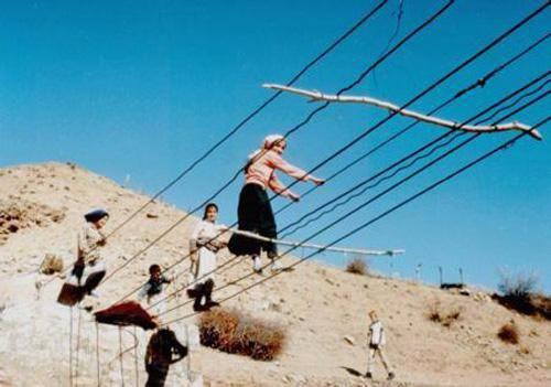 Batman'n Kozluk lesine bal Yukar All ky'nde ekilen bu karede kyller halatlara tutunarak kpry geiyor.