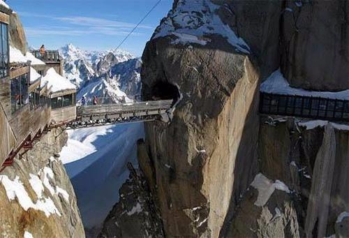 Teleferikle klan bir tepeden tekine gemek iin Aguille du Midi adn tayan bu kry kullanmak art. Ama kprden geen ok az kii aaya bakmaya cesaret edebiliyor.