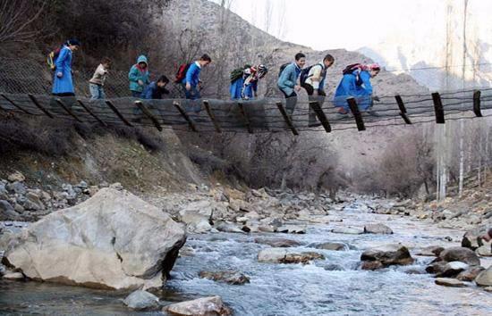 Batman'n Kozluk lesine bal Yenidoan ky'nden 2007 ylnda ekilmi bir fotoraf. renciler, Garzan ay zerinde bulunan halat ve tahtalardan yaplm 20 metre uzunluunda 5 metre yksekliinden kpry aarak okula gidiyor.