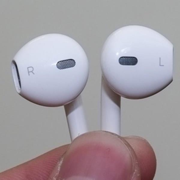 Telefon grmesi srasnda gelen ikinci bir ary kulaklnza bir kez tklayarak cevaplayp bir nceki ary bekletmeye alabilirsiniz. Kulaklnza basl tutarak ise ikinci ary reddedebilirisiniz.