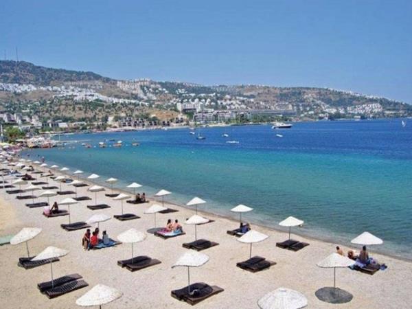 Havalar snd, okullarn kapanmasyla birlikte tatil sezonu da alacak. Tatilciler imdiden hem otel hem de temiz denizi olan yerler iin araya balad.