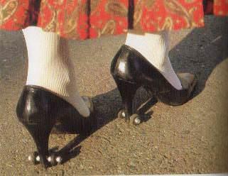 Bu topuklu ayakkablar ile hzlca hareket etmek mmkn...