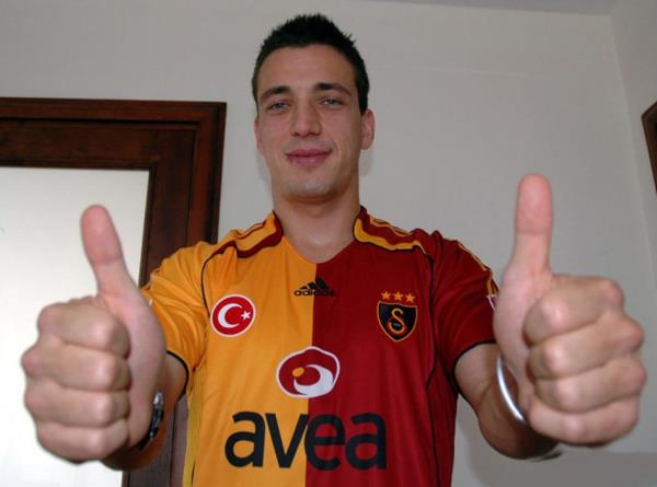 Volkan Yaman  <br>  Galatasaray'a geldiinde 'yerli Roberto Carlos olabilir' yorumlar yaplan Volkan Yaman, Alman drdnc ligi ekibi Garching'e transfer oldu.