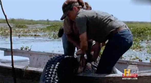 Tekneye ektikleri dev yaratn bir ayann yerinde olmadn dehetle farkettiler.