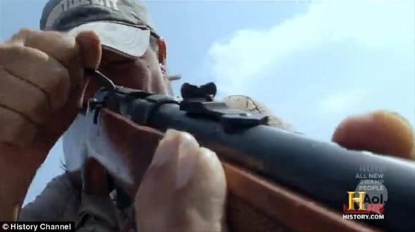 rpnan ve bota doru atlamaya alan timsah kafasndan vurarak ldrdler.