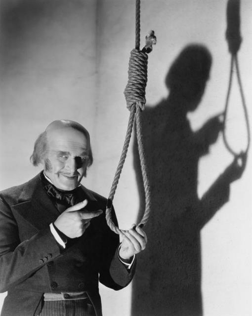 43. aka sonucu korkudan lmek  <br>  Eine aka yapmak isteyen Jake Fen isimli bir adam kendisini asm ss verir. Eve gelen ei kocasnn kendisini astn grnce baylr. Bu srada kapy ak gren komular olan kadn ieri girer. Jake ve einin ld zanneden kadn evi soymaya karar verir ve ne varsa toplar. Evden topladklar ile dar kmak zere olan kadna Jake tekme atar. Kadn cesedin canlandn zannederek korkudan lr.