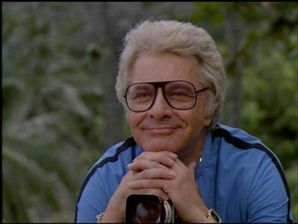 21. Sahnede aka yaparken ld  <br>  Dick Shawn (1924-1987) bir komedyendi. Sahnede bir showu srasnda geirdii kalp krizi sonunda ld. Dick Shawn politikaclar ve onlarn seim kampanyalar ile dalga geen komedi programlar yapyordu. Bir gsteri srasnda akalarn yaparken kalp krizi geirip sahnede bayld. Eve gtrlen komedyen ld.