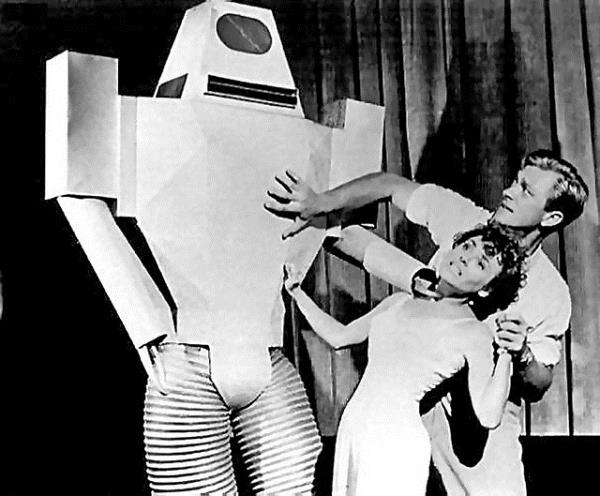 16. Robotla gelen lm  <br>  Robert Williams bir robot tarafndan ldrlen ilk kiidir. 1979`da Williams Ford Motor da depoda malzeme katlarna trmanrken birden bire robotun almasyla hzlca kafasna arpmas sonucu ld. kinci lm 1981 de Kawasaki de gerekleti. Kenji Urada 37 yanda bir mhendisti. alrken krlan robotun kolu aniden dnerek Urada`ya arpt ve lmne neden oldu