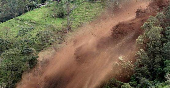 32. Toprak kaymas deneyinde lm  <br>  Japon bilim adamlar, 1971 ylnda bir tepelik araziyi yangn hortumlar ile bol miktarda suladlar. Ama, toprak kaymas ve yamur frtnas efekti yaratmakt. Tepenin aniden kmesi ile 4 bilim adam ve 11 izleyici kii hayatn kaybetti. Sonuta bilim adam olsanz bile tedbirli olmak gereklidir.