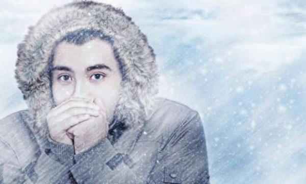 5. lmle alay edip hipotermiden lmek  <br>  1998`de bir Fransz olduka karmak bir intihar giriiminde bulundu. Bir deniz kysnda yksek bir yamacn tepesine kp boynuna bir ip balad, ipi de byk bir kayaya balad. Sonra zehir iti ve kendini atee verdi. Uurumdan atlarken de tabancayla kafasna ate etti! Ama devam daha ilgin. nk kurun onu skalayp ipi kesti, bylece adam suya dtnde asl kalmad. Souk su yanan elbiselerini sndrmekle kalmad ayn zamanda onu oka sokarak yuttuu zehri kusmasn salad. Sudan bir balk tarafndan karlp hastaneye gtrlen adam orada hipotermi (vcut ssnn ar dmesi) den dolay ld...