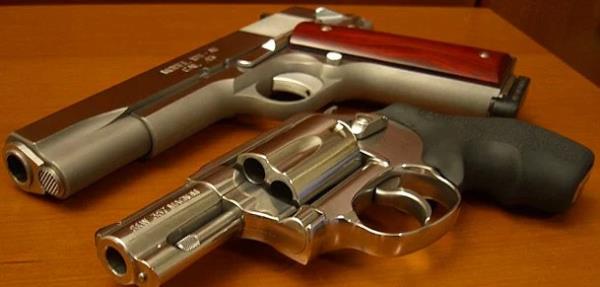 28. kizini ldrnce intihar etmi oldu  <br>  Marco ve Roberto de Solisa adl iki karde, birbirleriyle pek iyi geinemiyorlard. Roberto`nun sk sk kendisiyle alay etmesine dayanamayan Marko, kardeini, kafasna skt tek kurunla ldrd. Buraya dek her ey normal saylabilir. Anormal olan, Marko ile Roberto`nun yapk ikiz olmas ve ayn dolam sistemini paylamas. Roberto`nun lmnden 5 dakika sonra, kan dolamnn durmas sonucu Marko da yaamn yitirdi. Bylece iledii cinayet, intihara dnm oldu.