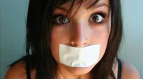 33. Kendini rehin alan kadn  <br>  1983 ylnda San Diego&#8217;da bir kadn, bir alveri merkezinde hrszlk yaparken polislerce yakaland. Polislere eer onu brakmazlarsa nefesini tutacan ve kendini ldreceini syleyen kadn, lnceye kadar nefesini tutarak hayatn kaybetti.