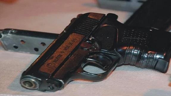 40. ntihardan vazgeirip eceliyle lmek    <br>talya`da gerekleen bir lm olaynda Pisa kentinde oturan Romollo Ribaldo isimli adam isiz olduu iin intihar etmeye karar verir. 42 yandaki Romollo Ribaldo`ya ei intihar etmemesi iin dil dkt. kna olan Romollo alamaya balad ve elindeki silah yere frlatt ve kt srpriz! Yere den silah ate ald. Silahtan kan kurun Romollo`nun eine isabet etti ve kadn ld.