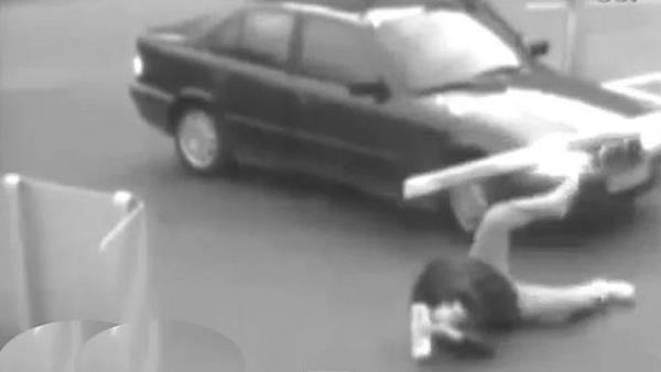 44. Uyanklk yapaym derken lmek  <br>  New York`un ilek caddelerinin birinde bir otomobil yryen bir yaya hafife arpt. Yaya tam yerden kalkaca srada yoldan geen birisi kalkmazsa sigortadan ykl miktarda para alabileceini syler. Yayada yola tekrar yatar. Otomobil srcs ise yayann yerden kalktn dnerek gaza basar ve yaya otomobilin altnda ezilerek can verir.