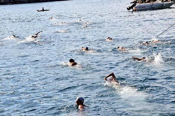 45. Ailecek boulmak  <br>  Msr`da bir iftilik yapan bir adam tavuklarndan birinin Nil nehrine dtn farkeder ve tavuunu kurtarmak iin nehre atlar. Fakat girdaba yakalannca kyya dnemez ve yardm ister. Adamn yardmna yetien olu baarl olmaz ve o da girdaba kaplr. Baba oul kurtarlmak iin yardm istemeye balarlar. Adamn kars kzlar ve dier olu yardm etmek isterler fakat onlarda baarl olmazlar. 6 kiilik aile boularak can verir fakat tavuk kurtulur.