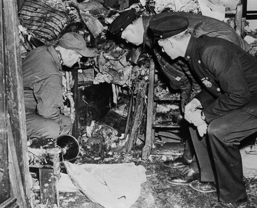 12. p evde lm  <br>  Homer ve Langley Collyer obsesyon derecesinde biriktirme hastasydlar. ki karde gazete ve bir sr eyi evlerinde biriktiriyorlard. Evin koridorlar, odalar, her yeri bunlarla doluydu. 1947`de evlerinde ldler. Evlerinden 100 ton p kt. Kardeler evde birbirlerinden 15 metre uzaklkta bulunmulard. Beslenebilmek iin gazetelerin arasnda tnel yapp yle hareket ediyorlard.