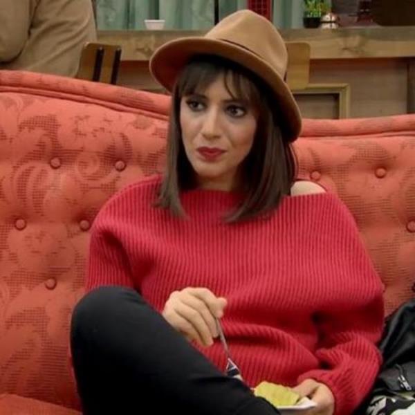 Nihal Yaln' seyirci bakml haliyle tanyor. Gen oyuncu Yalan Dnya adl dizide de Cihangir kafelerinde srekli Zeki Demirkubuz'u soruyordu.