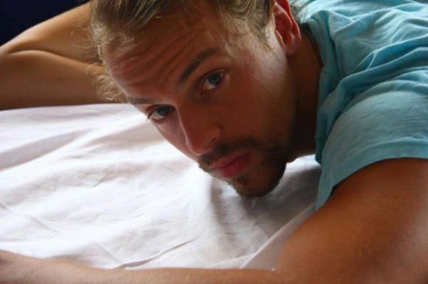 K AYLIK ARA  <br>  Fel sahneleri iinse filme iki ay ara verildi. Akdlger, o arada sk bir diyete girip 17 kilo birden eridi. Oyuncu kou Merve Takn'n gzetimi altnda bir rehabilitasyon merkezine gitti; burada iki ay boyunca felli hastalar gzetledi...    ekimler yeniden baladnda rolnn hakkn veren Akdlger, muhteem bir performans sergiledi.