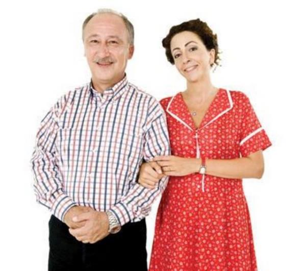 Hasibe Eren daha nceki dizilerde koyu renk salar ve daha ididasz kostmlerle kamera karsna gemiti.