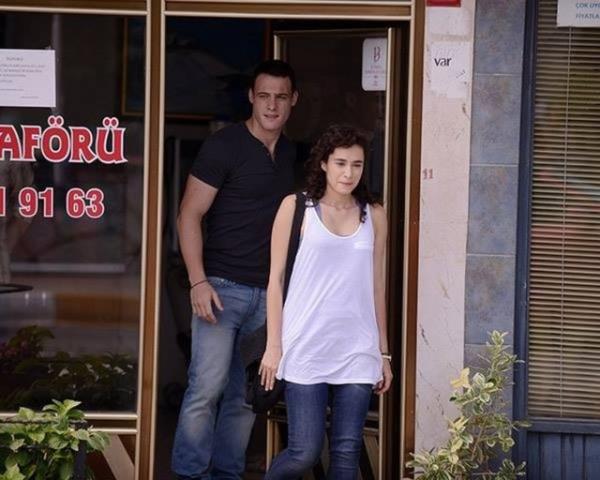 ekimleri nceki gn Etiler'deki Sahne isimli mekanda yaplan filmde Farah Zeynep Abdullah da bir arkcy canlandryor.