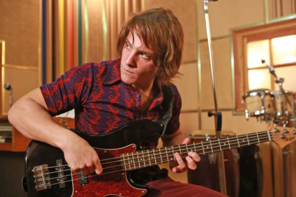 Son dnemde sk sk Kvan Tatltu ile karlatrlan, gen kzlarn sevgilisi Kerem Bursin, hayranlarn artacak.