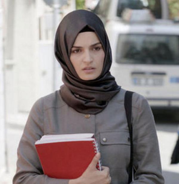 nl oyuncu getiimiz gn trban ve pardes ile kamera karsna geti.