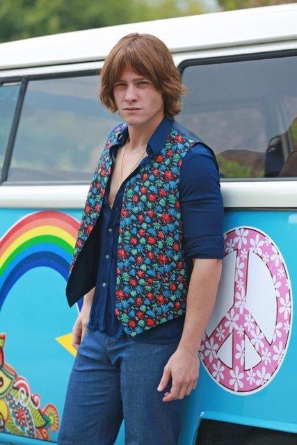 Kerem Bursin; takt peruk, giydii 70'li yllara ait kostmlerle tannmayacak hale geldi.