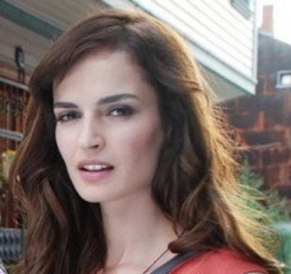 &#8220;Huzur Soka&#8221;nda Feyza karakterini canlandran Selin Demiratar, senaryo gerei tesettre girdi.