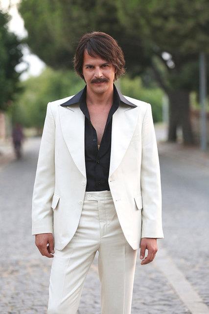 Sinemaseverlerin karsna bambaka bir karakterle kmaya hazrlanan Gnsur, rol gerei imajn deitirerek salarn uzatt. O dnemi yanstan kyafetli fotoraflar basna datlan oyuncu, yeni projesinde gitar eline alp arklar seslendirecek.