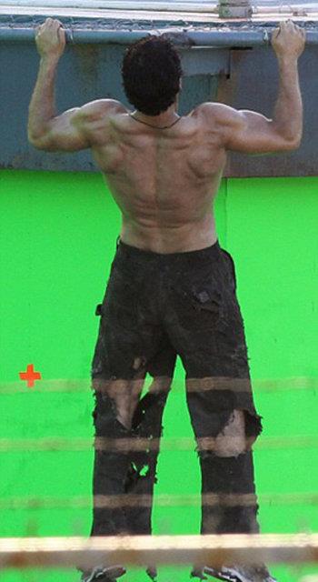 Protein arlkl beslenen ve gnde 5000 kalori aldn syleyen ngiliz aktr rol iin gnde iki buuk saat de vcut altn syledi