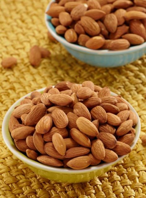 Badem: Badem seviyorsanz E vitamini eksiklii yaamanz zor gibi grnyor. nk 1 avu badem gnlk E vitamini ihtiyacnn %35&#8217;ini karlar.