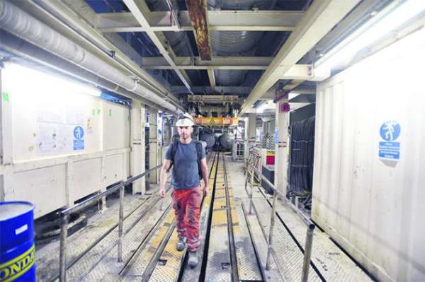 Toplam karayolu uzunluu 15.4 kilometre olacak tnel 3 etapta ina ediliyor. Birinci etap Avrupa yakasndaki Kazleme&#8217;den balayarak Yenikap&#8217;daki tnel balangcna kadar olan sahil eridi. Burada yol geniletme almalar yaplarak tnel trafii ehir trafiinden ayrtrlyor.