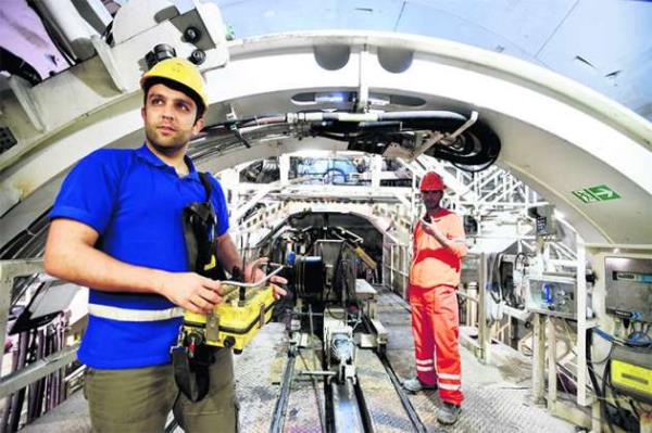 Tnel Aralk 2016&#8217;da hizmete girecek stanbul Boaz Tp Geii Projesi Avrasya Tneli&#8217;nde almalar hzla sryor. Anadolu yakasndan kaz almalarna balayan 13.7 metre apndaki, 3 bin 300 tonluk ve 120 metre uzunluundaki TBM denilen tnel kazma makinesi gnde ortalama 8 metre ilerleyerek bugn itibari ile 2.520 metreye ularken, ikinci kat inaat ise 1.225 metreye kadar ilerledi. Bylelikle 3 bin 340 metrelik tnelin yzde 75&#8217;i tamamland. 3 etaptan oluuyor