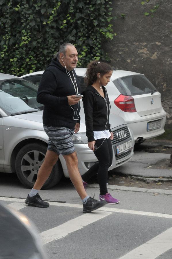 Reha Muhtar, sanat Nilfer ile evlat edindikleri kz Aye Nazl ile nceki gn sabah sporu yapt.