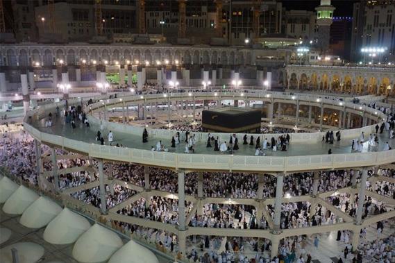 Polis kontrolnde girilerin gerekletirildii tavaf alannn hizmete almasnn ardndan Kabe evresindeki tavaf alannda rahatlama olduu dikkati ekti.