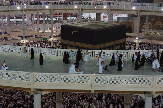 Kabe etrafnda ina edilen elik halkadan tavaf alan hizmete ald.