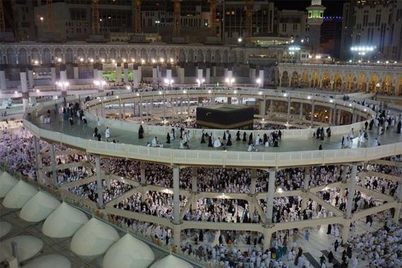 12 metre yksekliinde, 13 metre geniliindeki tavaf alannda saatte bin 700 engelli arac dolaabiliyor.