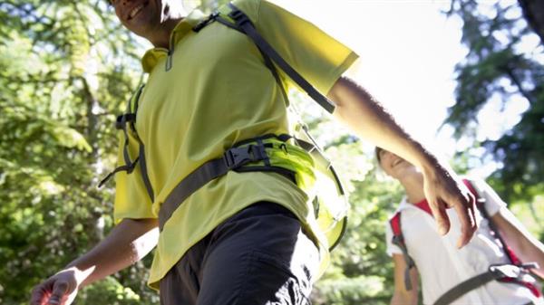 5-Egzersiz seansn yava balayp yava bitirin!  <br>Egzersiz seansnn ilk 5 dakikasn yava tutmak ve vcudun egzersize hazrlanmasna frsat vermek nemlidir. Egzersizin younluu kiinin fazla zorlanmadan konuabilecei bir tempoda olmaldr. Ancak yine de ekip halinde yrylerde konuarak ritmi bozmamak ve dzenli bir nefes ve adm ritmi yakalamak nemlidir.  Balangta egzersizin younluu deil sresi daha nemlidir. Hedeflenen sreye ulatktan sonra tempo zaman ierisinde artrlabilir. Egzersizin son 5 dakikasnda ise yavalamak, vcudun istirahat durumuna gemesi iin nemlidir. Egzersizi germe egzersizleriyle bitirmek son derecede yararl olacaktr.