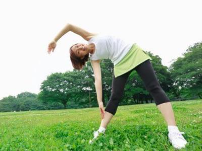 4-Obezitede egzersiz programna dikkatli balayn!  <br>  Obezitenin bir salk sorunu olduunu kabul ettiimize gre tedavisinin mutlaka hekim kontrolnde olmas gerektii aktr. Obez kiilerin egzersiz programnn bir ila reetesi gibi dnlmesi, vcutta o gne kadar olumu sorunlar gzetecek ekilde tasarlanmas nemlidir. zellikle balangta egzersiz programnn ana hedefi aerobik egzersizler olmaldr. Bunlar vcuttaki byk kas gruplarnn hep birlikte alt ancak kalp hzn ok fazla artrmayan egzersizlerdir. En gzel rnekleri, yry, yzme, dans gibi egzersizlerdir. Genel olarak haftada 4-5 gn, 30-60 dakika sreli aerobik egzersizler hedeflenir. Ancak kii daha nce ok hareketsiz bir yaam srdrd ise balangta 10 dakikalk intervaller halinde gne yaylabilir ve toplamda 30 dakikadan fazla nerilmez.