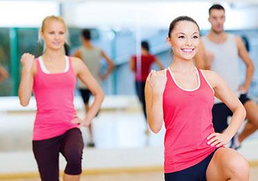 Bu yaam ekli duraan yaam olarak adlandrlr. Kilo kontrol iin gerekli olan ise, gn ierisinde her frsat hareket iin deerlendirmek, yani aktif bir yaam srmektir. Ancak obezite ile mcadelede sadece aktif olmak yetmez, ayrca dzenli egzersiz yapmak da nemlidir. rnein gn boyunca byk bir zveriyle ev ileriyle uraan bir kii aktif bir yaam srse de kontroll bir kilo kayb salayamaz.