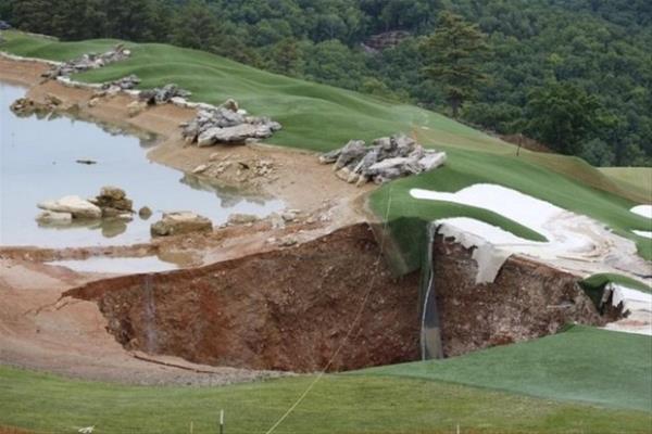 Bazen bir gecede byk bir grltyle ortaya kyorlar. Bazen yava yava ve durmadan byyorlar. Srlar bir trl zlemiyor. Bazlarnn derinlii tahmin dahi edilemiyor...  <br>  22 Mays 2015  Branson, Birleik Devletler